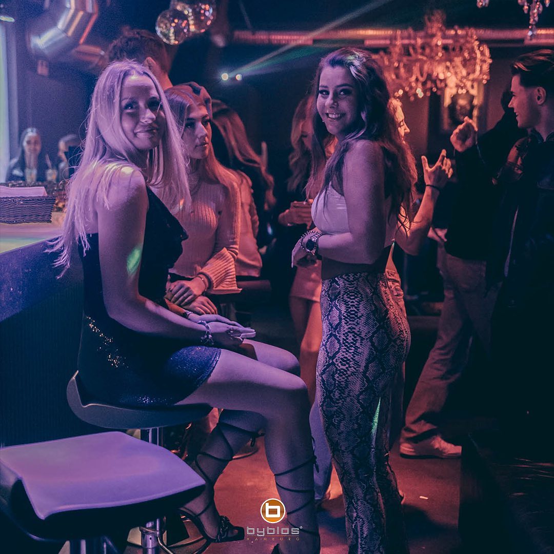 Weibliche Gäste im Byblos Club Bereich an der Bar in Hamburg Wandsbek