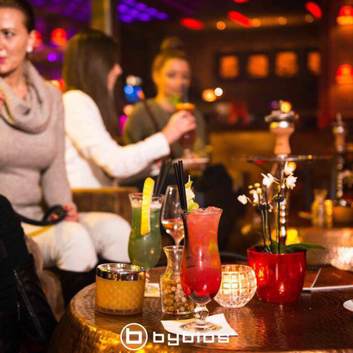 Gäste in der Shisha Lounge im Byblos in Hamburg Wandsbek
