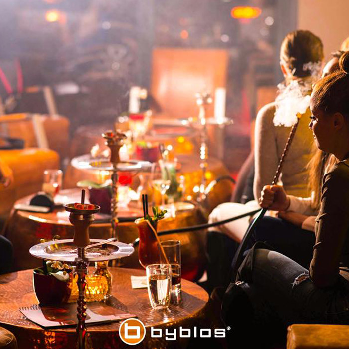 Byblos - Gäste die im Byblos gemütlich ihre Shisha rauchen